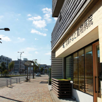幹線道路沿いです